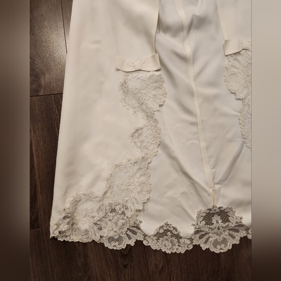 Vintage Wedding Dress with 3/4 Sleeves and Matching Cape - Picture 10 of 13